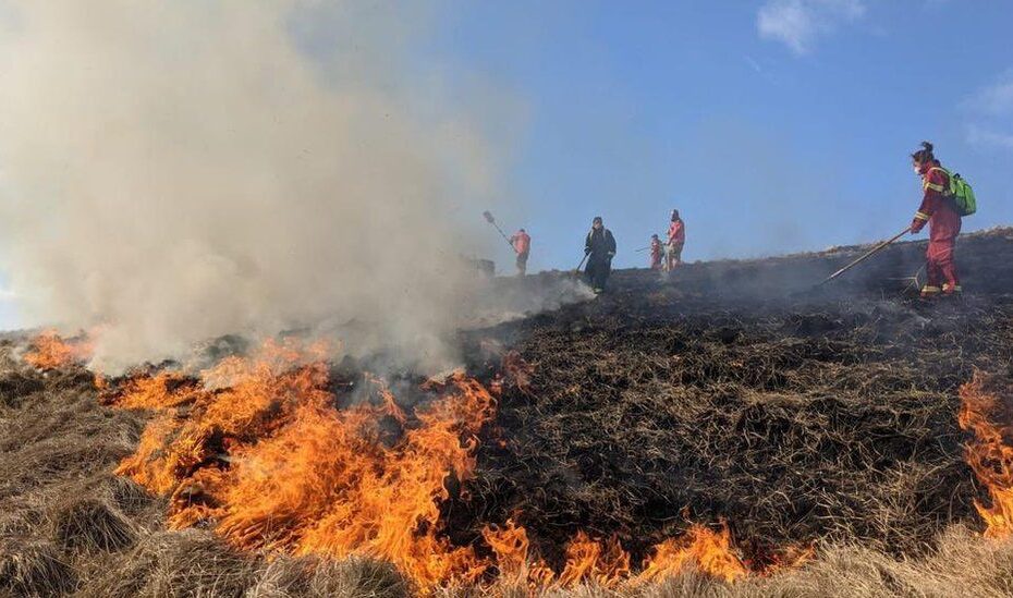 wildfires in the peak district burning with firefighters